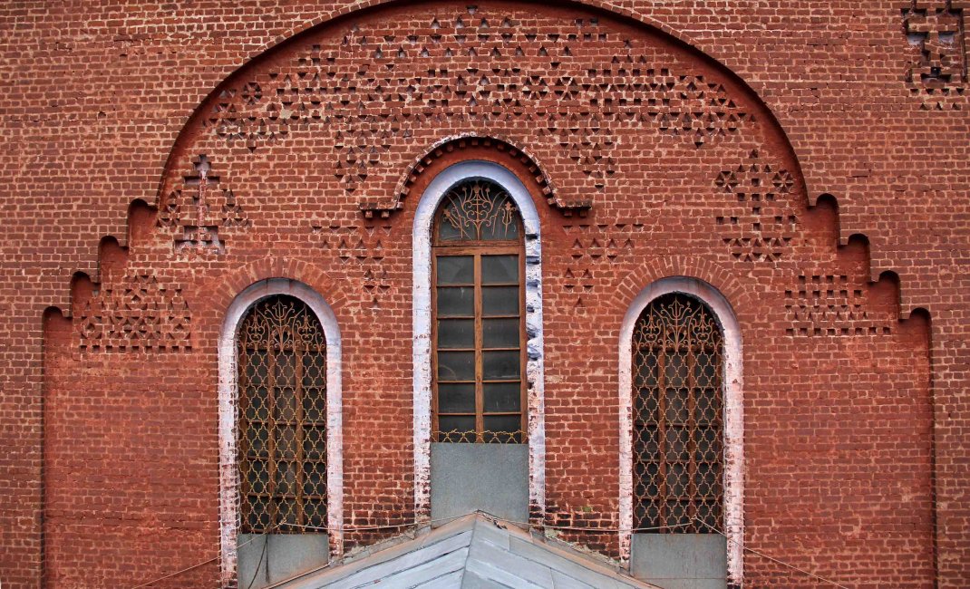 Фрагмент западного фасада четверика до реставрации. Фото 2014 г.